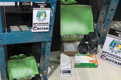 Homem é preso com 1 kg de cocaína em mochila