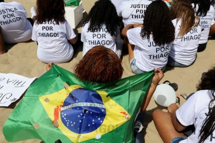 Ato no Rio pede justiça pela morte de Thiago Menezes Flausino