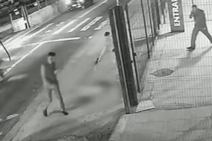 Cachorro é morto com dez tiros em frente a ponto de ônibus em SP