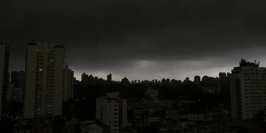 Inmet alerta para ocorrência de ciclone no Sudeste a partir de sexta