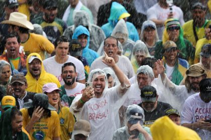 Raio atinge manifestantes na Praça do Cruzeiro, em Brasília