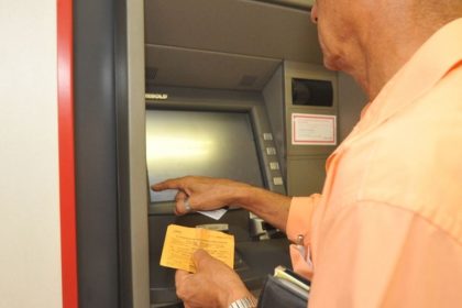 Agências bancárias reabrem nesta quarta-feira a partir do meio-dia