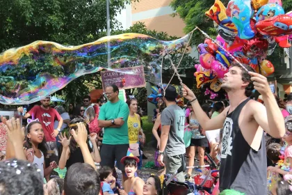 Carnaval: pais não devem postar imagens de crianças, diz pesquisador