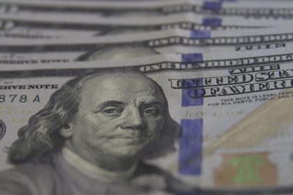 Dólar fecha em R$ 5,16 e atinge menor valor em 20 meses
