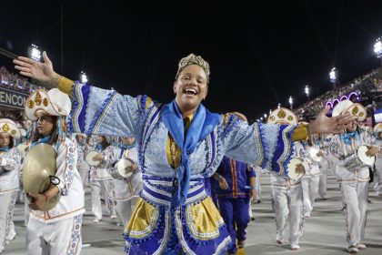 Laísa Lima é a primeira mulher mestra de bateria a passar na Sapucaí