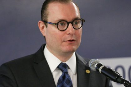 Zanin autoriza empresária a ficar em silêncio na CPMI do INSS