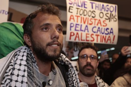 Ativista brasileiro é deportado da Argentina por ordem do governo Milei