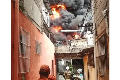 Incêndio de grandes proporções atinge galpão no Rio