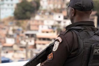 Ônibus é queimado em reação à operação policial no Morro dos Prazeres