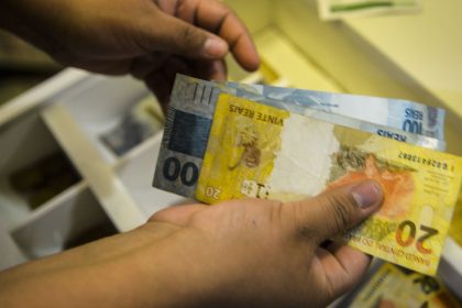 Governo propõe salário mínimo de R$ 1.717 em 2027