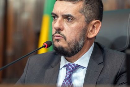 Afastado da presidência pelo STF, Bacellar renova licença na Alerj