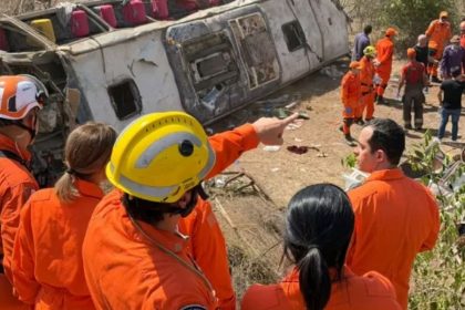 Capotamento de ônibus que levava romeiros deixa 15 mortos em Alagoas