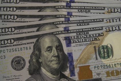 Dólar sobe para R$ 5,24 em meio a tensões entre EUA e Irã