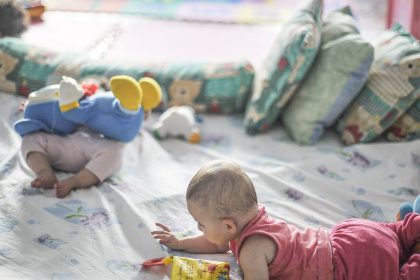 Pobreza afeta desenvolvimento de bebês desde 6 meses, mostra pesquisa