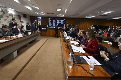 Senadores cobram CVM por suposta omissão no caso do Banco Master