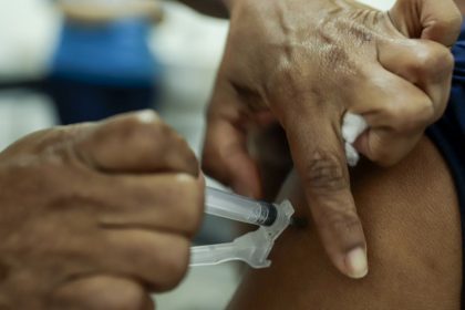 Campanha de vacinação contra a gripe começa neste sábado em SP