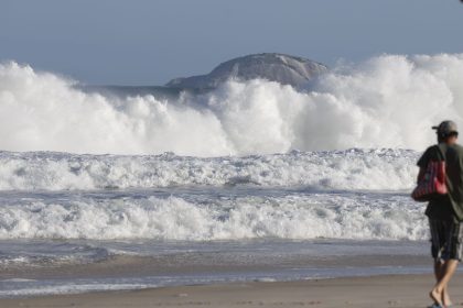 Especialistas alertam para riscos ambientais de intervenções em praias