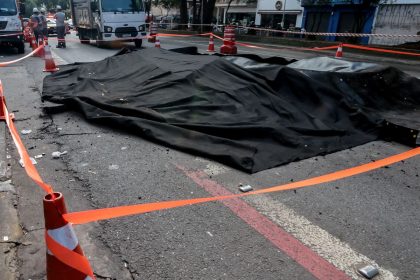 Explosão abre grande buraco na Rua da Consolação em São Paulo