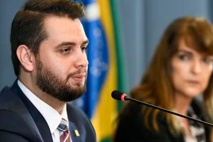 Moraes manda Filipe Martins voltar para presídio no Paraná