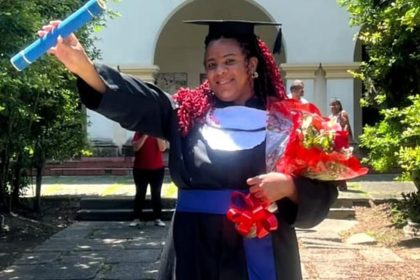 Mulher trans chega à universidade 25 anos após violência na escola