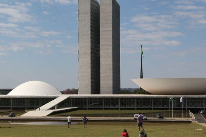 Alcolumbre fatia votação do PL da Dosimetria; governo denuncia manobra