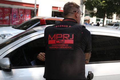 PMs do Rio são denunciados por desviar armas apreendidas em operações