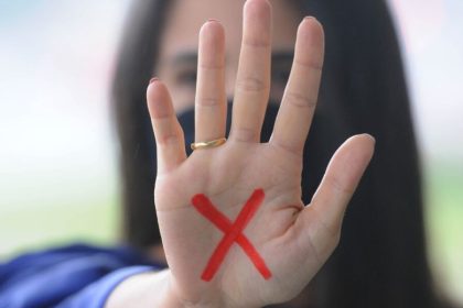 RJ: combate à violência contra mulher terá gesto de socorro com a mão