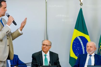 Lula assina MP e zera "taxa das blusinhas"