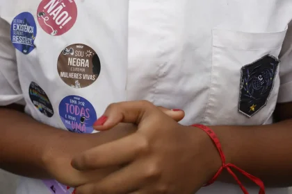 Quase 50% das mulheres maiores de 16 anos sofreram assédio em 2025