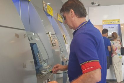 Receita paga nesta sexta maior lote de restituição do IR da história