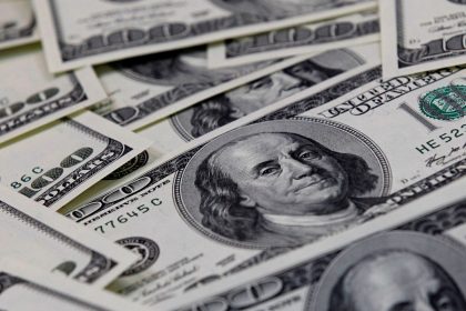 Bolsa cai 2,22%, e dólar volta a subir acima de R$ 5,06