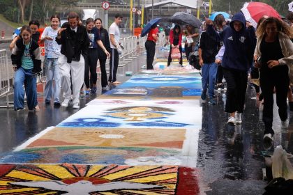 Fiéis enfrentam chuva para fazer tapetes de Corpus Christi no Rio